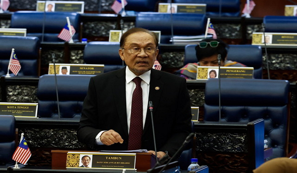 Perdana Menteri, Datuk Seri Anwar Ibrahim membentangkan Rang Undang-Undang (RUU) Perolehan Kerajaan 2025 pada Mesyuarat Kedua Penggal Keempat Parlimen ke-15 di Dewan Rakyat, hari ini/ Foto BERNAMA